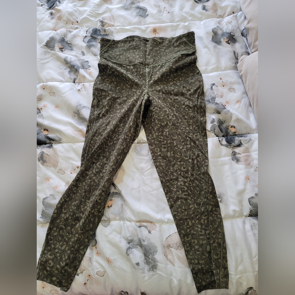 Lululemon base pace size 10 olive green pattern 25" inseam
